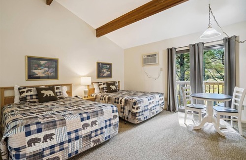 West Bridgewater Hotel | Two Queen Bed Standard Hotel Room w/outdoor heated pool 204