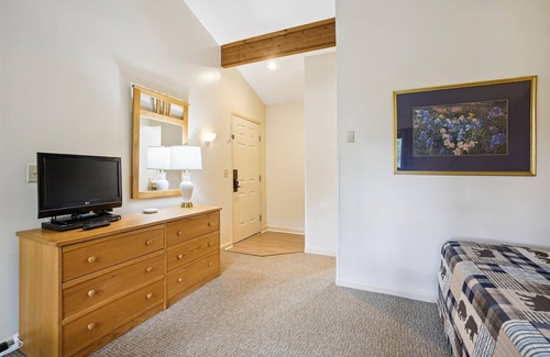 West Bridgewater Hotel | Two Queen Bed Standard Hotel Room w/outdoor heated pool 204