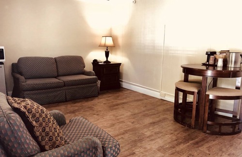 Northeast Carmel Cottage | Two Queen Suite Cottage