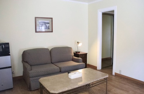 Northeast Carmel Cottage | Two Queen Suite Cottage