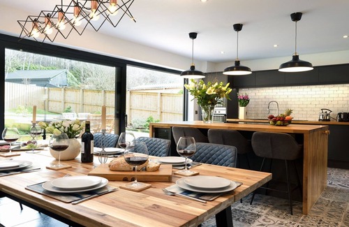 Glenmore Cottage | Two Queens Houses - a house that sleeps 10 guests in 5 bedrooms