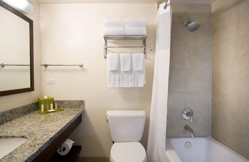 Honolulu Hotel | Two Rooms with Easy Pool Access! Property Close to Waikiki Beach!