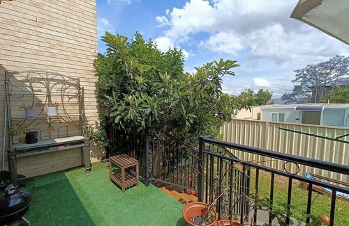 Guildford House | Two Single Beds with Balcony | Bath tub (SHARED ACCOMODATION)