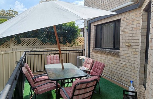 Guildford House | Two Single Beds with Balcony | Bath tub (SHARED ACCOMODATION)