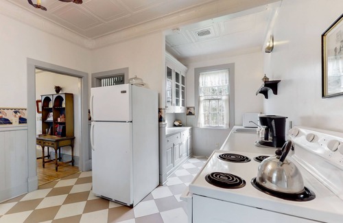 Coupeville House | Two-story cottage with porch & fireplace, walk to ferry & Fort Casey State Park