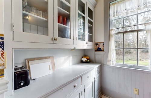 Coupeville House | Two-story cottage with porch & fireplace, walk to ferry & Fort Casey State Park