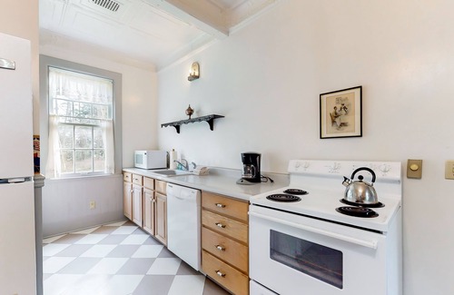 Coupeville House | Two-story cottage with porch & fireplace, walk to ferry & Fort Casey State Park