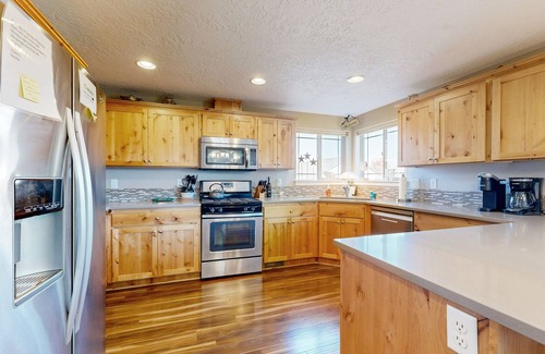 Redmond House | Two-story house near golf & skiing with central AC, grill, firepit & fireplace