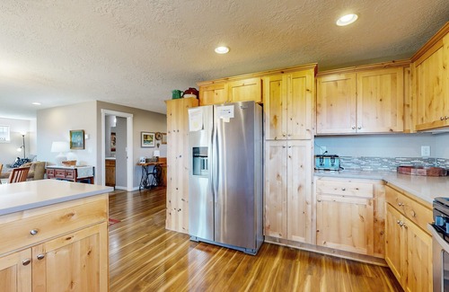Redmond House | Two-story house near golf & skiing with central AC, grill, firepit & fireplace