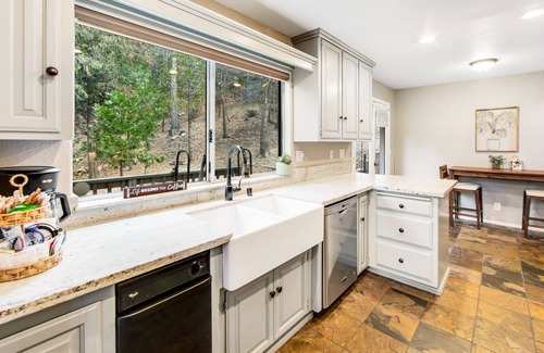 Blue Jay Cabin | Two-story mountain retreat with two fireplaces & a furnished deck - near golf