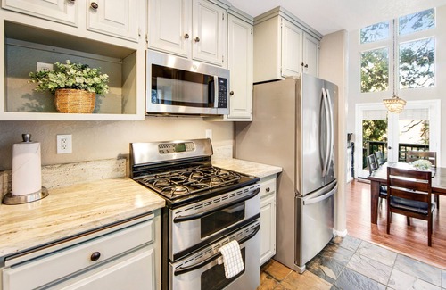 Blue Jay Cabin | Two-story mountain retreat with two fireplaces & a furnished deck - near golf