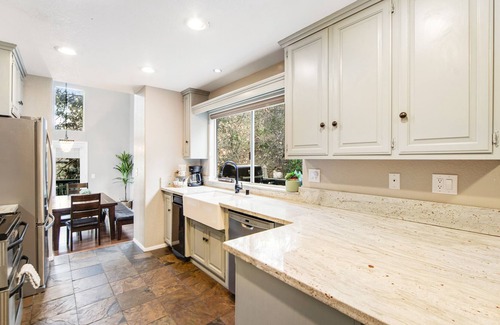 Blue Jay Cabin | Two-story mountain retreat with two fireplaces & a furnished deck - near golf