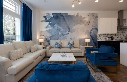 Hadley - Washington House | Two Townhomes - Hot Tubs and Rooftop Balconies