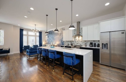 Hadley - Washington House | Two Townhomes - Hot Tubs and Rooftop Balconies