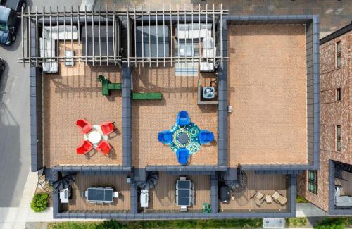 Hadley - Washington House | Two Townhomes - Hot Tubs and Rooftop Balconies
