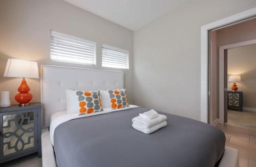 Hadley - Washington House | Two Townhomes - Hot Tubs and Rooftop Balconies