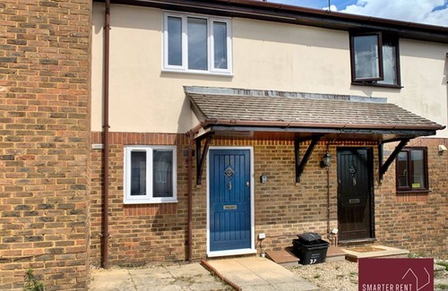 Henley House | Twyford - Modern 2 Bedroom House - With Garden