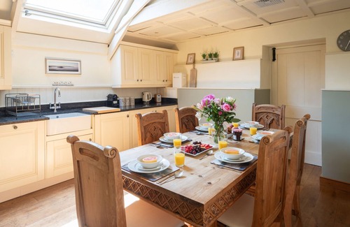 Kingsbridge Cottage | Twysden Cottage - a cottage that sleeps 6 guests in 3 bedrooms