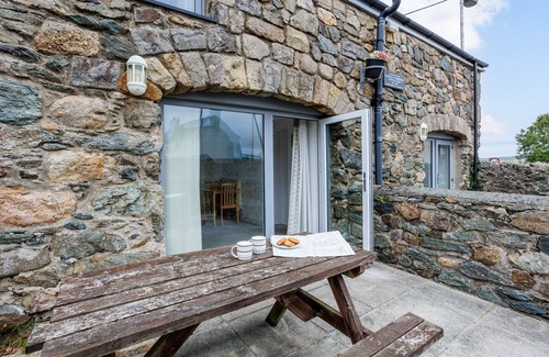 Ty Croes Cottage | Ty Arthur: Pet-friendly, ground floor apartment in Aberffraw