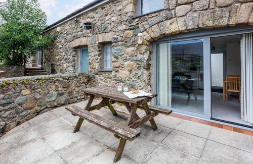 Ty Croes Cottage | Ty Arthur: Pet-friendly, ground floor apartment in Aberffraw