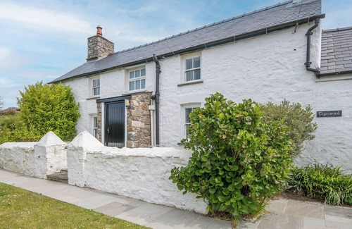 Trefasser Cottage | Ty Canol, Holiday Cottage Pwll Deri, Strumble Head, Sleeps 6, 3 bedrooms, bathrooms