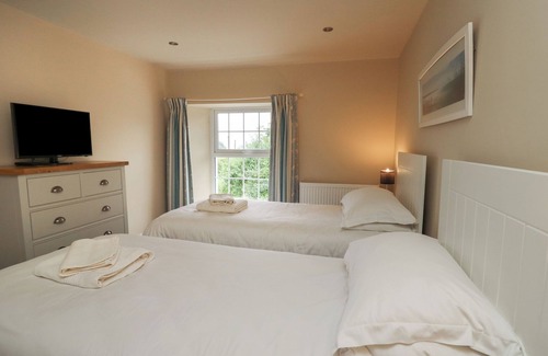 Dinas Cross Cottage | TY CANOL, pet friendly, character holiday cottage in Dinas Cross