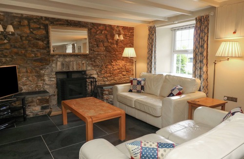 Dinas Cross Cottage | TY CANOL, pet friendly, character holiday cottage in Dinas Cross