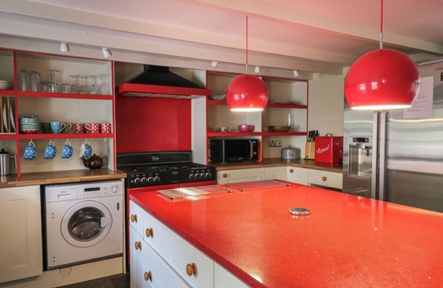 Dinas Cross Cottage | TY CANOL, pet friendly, character holiday cottage in Dinas Cross