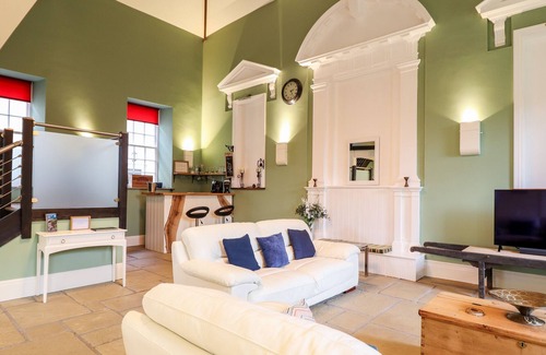 Cwmtirmynach Cottage | TY CAPEL, pet friendly, luxury holiday cottage, with a garden in Bala