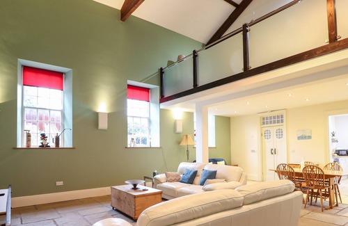 Cwmtirmynach Cottage | TY CAPEL, pet friendly, luxury holiday cottage, with a garden in Bala