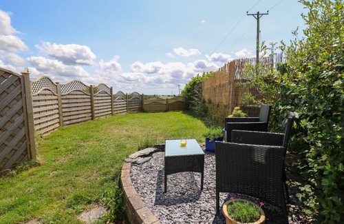 Llangynin Cottage | TY CARIAD, pet friendly, with a garden in St Clears