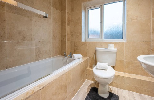 Llanishen House | Tŷ Coch by Tŷ SA in Wales - Free Parking