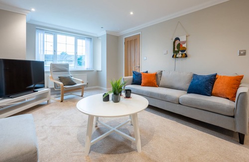 Llanishen House | Tŷ Coch by Tŷ SA in Wales - Free Parking