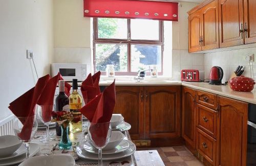 Dihewid House | Ty Coch Cottage
