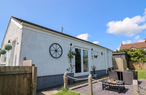 Llangynin Cottage | TY CWTCH, pet friendly, country holiday cottage in St Clears