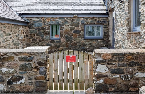 Ty Croes Cottage | Ty Cwyfan: 3-bed pet-friendly apartment in Aberffraw
