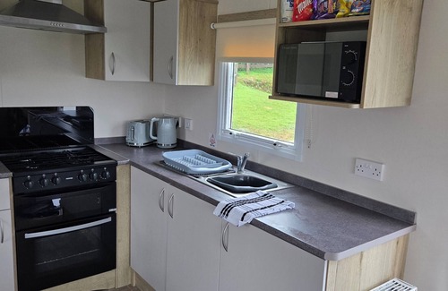 Looe Cabin | Ty-Dee Holiday Home inside Polperro Holiday