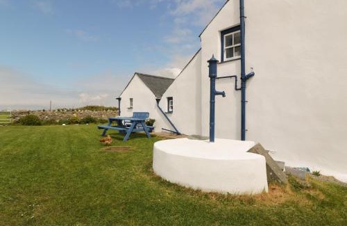 Holyhead House | Ty Fferm Bodlasan