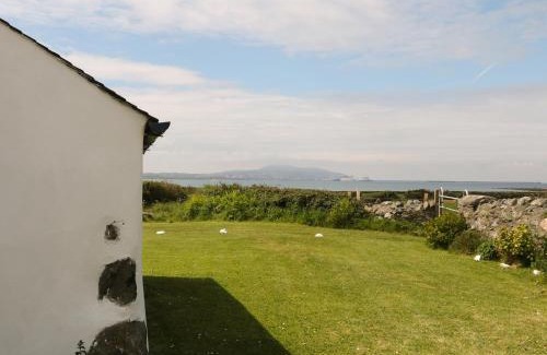 Holyhead House | Ty Fferm Bodlasan
