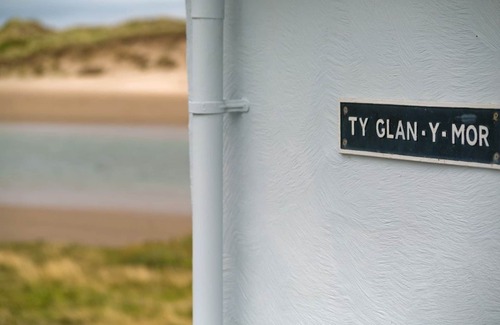 Ty Croes Apartment | Ty Glan Y Mor - an on the beach that sleeps 6 guests in 3 bedrooms