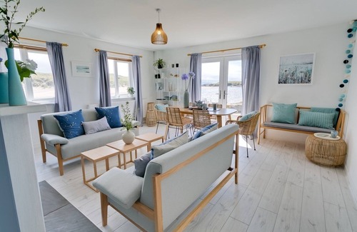 Ty Croes Apartment | Ty Glan Y Mor - an on the beach that sleeps 6 guests in 3 bedrooms