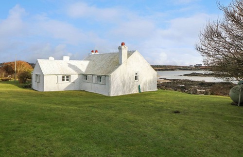 Rhoscolyn House | TY GWYN, pet friendly, country holiday cottage in Trearddur Bay
