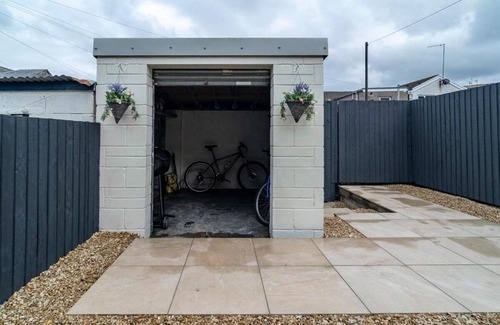 Pentrebach House | Ty Gwyrdd, 3 bedroom house, sleeps 7, Near Bike Park Wales