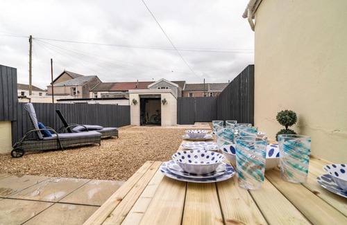 Pentrebach House | Ty Gwyrdd, 3 bedroom house, sleeps 7, Near Bike Park Wales
