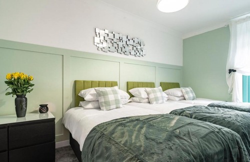 Pentrebach House | Ty Gwyrdd, 3 bedroom house, sleeps 7, Near Bike Park Wales