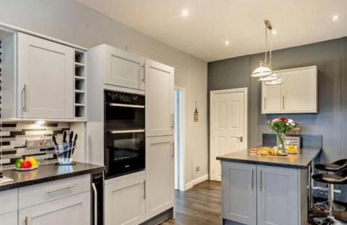 Llandudno House | Ty Llwyd - Luxury holiday home sleeping 8, Hot Tub available