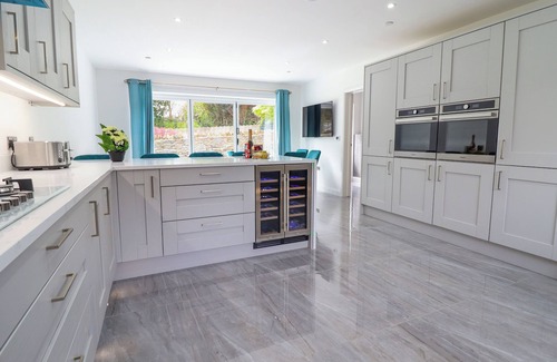 Penrhyndeudraeth Cottage | TY MAWR, pet friendly, with hot tub in Penrhyndeudraeth