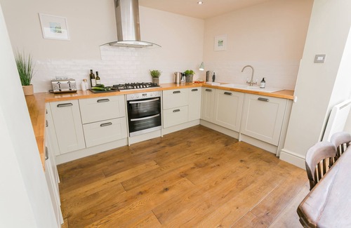 Beaumaris Cottage | Ty Medi - a town that sleeps 6 guests in 4 bedrooms