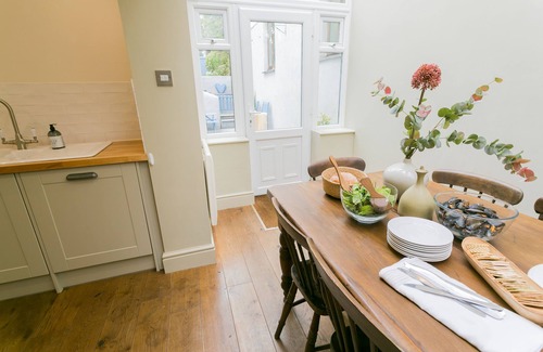 Beaumaris Cottage | Ty Medi - a town that sleeps 6 guests in 4 bedrooms