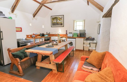 Newport House | TY MELLEN, pet friendly, character holiday cottage in Dinas Cross